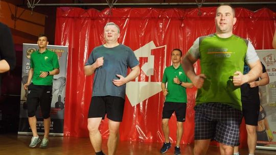 Ćwiczenia z piłkarzami Górnika Łęczna dla pątników