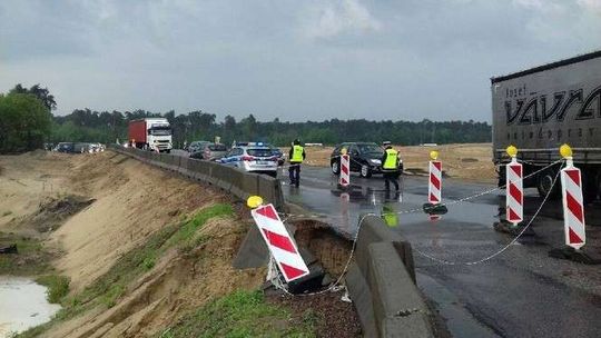 Puławy: Wyrwa w drodze