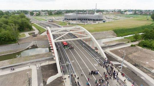 Ul. Muzyczna: Nowy most nad Bystrzycą. Zdjęcia z drona