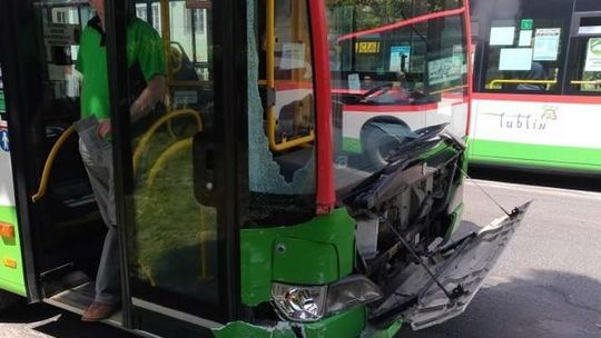 Al. Racławickie: Zderzenie autobusu i BMW