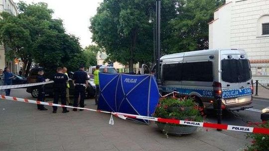 Kobieta zmarła przed Teatrem Osterwy