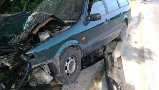 Wypadek na al. Tysiąclecia. Samochód skosił latarnię