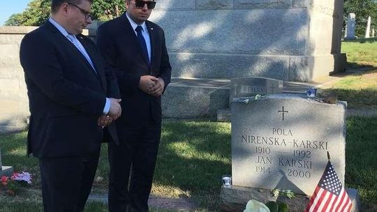 Delegacja „Lotu” na grobie Jana Karskiego