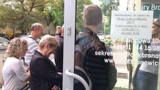 Kolejka przy Dzielnicowym Domu Kultury Bronowice