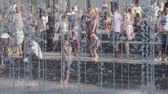 Nowa fontanna na placu Litewskim. Kąpiele i zabawa