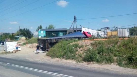 Lublin: Wywrócona ciężarówka