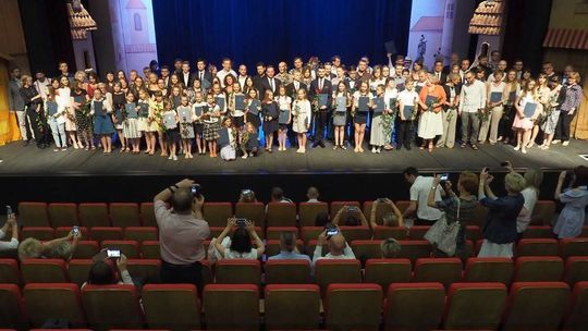 Teatr Muzyczny: wreczenie dyplomów miejskim stypendystom kulturalnym