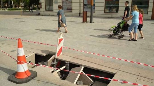 Zniszczona kolejna fontanna na pl. Litewskim