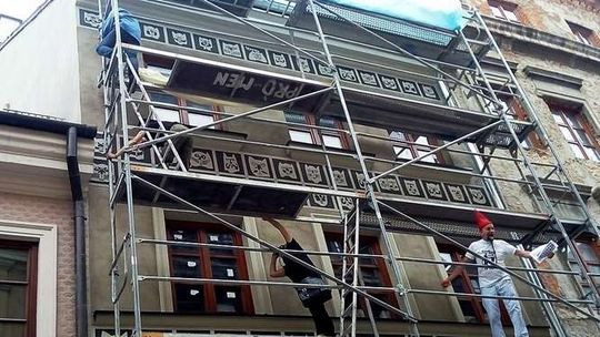 Odsłonięcie elewacji kamienicy poświęconej Andrzejowi Kotowi