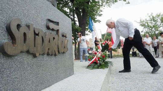 Rocznica Lubelskiego Lipca 80: kwiaty pod Krzyżem Wdzięczności złożyli członkowie KOD