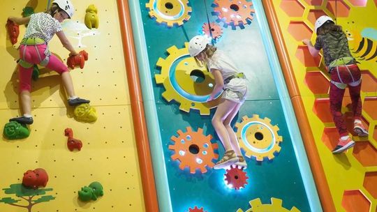 Półkolonie w mieście: dzieci bawiły się na ściankach wspinaczkowych w Sky Park