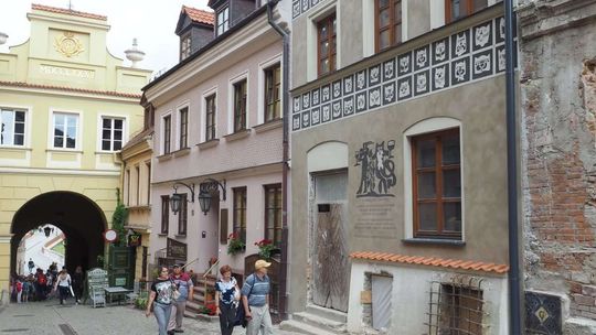 Grodzka 17: elewacja kamienicy upamiętnia lubelskiego grafika 