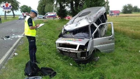 Jeziory: Zderzenie busa z samochodem osobowym Jeziory: Zderzenie busa z samochodem osobowym