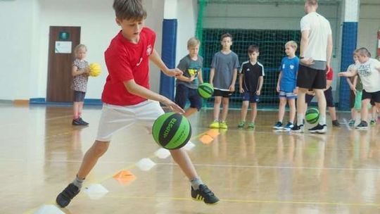 Wakacje na sportowo: trening z koszykarzami w hali MOSiR