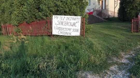 Wywiesili flagi i transparenty. Walczą o drogę