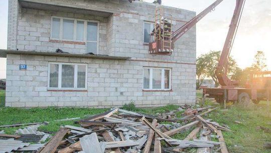 Zniszczony przez burzę dach w miejscowości Swaty w powiecie ryckim