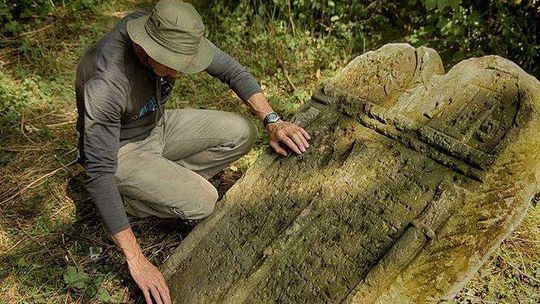 Szukają zbiorowych mogił  na opuszczonych cmentarzach