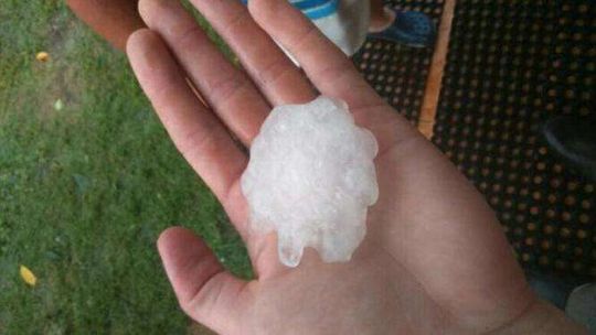 Grad wielkości kurzych jaj w gminie Ludwin