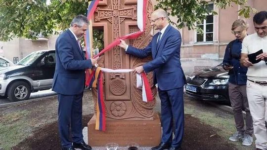 Chaczkar z Armenii odsłonięty i poświęcony