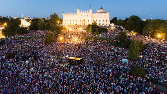 Koncert Zakochani w Lublinie na placu Zamkowym. Zdjęcia z drona