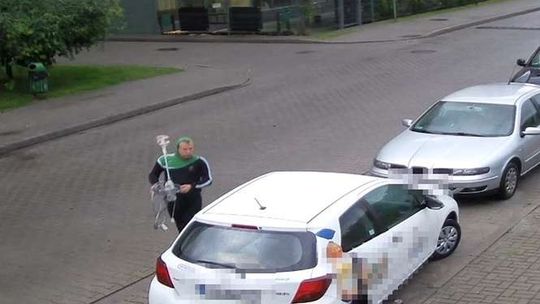 Ktoś ukradł lodówkę. Monitoring nagrał w okolicy tych trzech mężczyzn