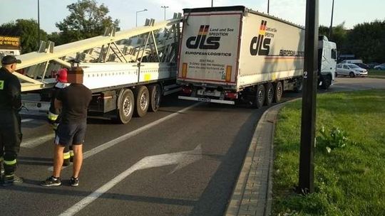 Ładunek przechylił się z ciężarówki na ciężarówkę