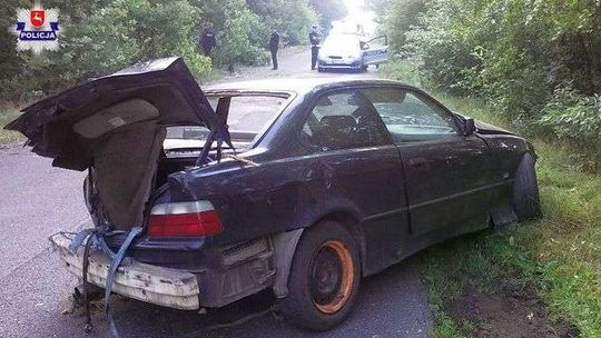 Huta Dąbrowa. BMW wypadło z drogi i ścięło kilka drzew