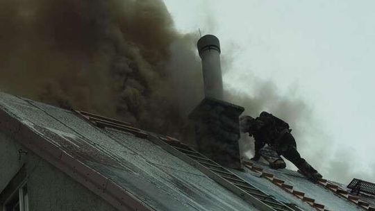 Ul. Oratoryjna: Pożar dachu w budynku Ul. Oratoryjna: Pożar dachu w budynku