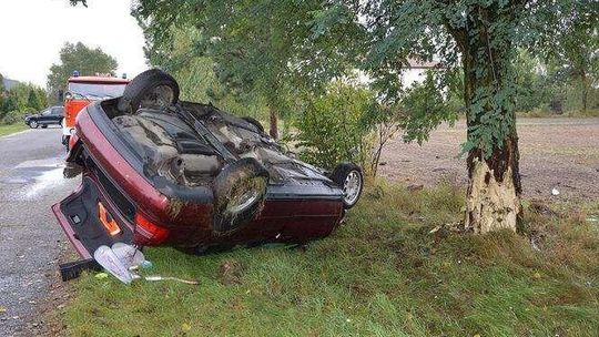 Omijała jeża, uderzyła w drzewo i dachowała Omijała jeża, uderzyła w drzewo i dachowała