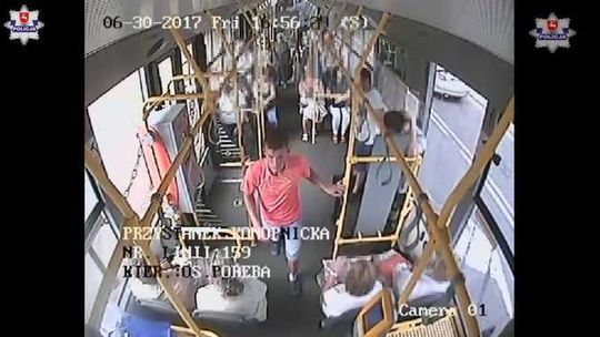 Zerwał kobiecie łańcuszek. Monitoring z trolejbusu