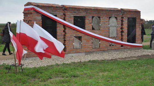 Odsłonięcie niezwykłego muru w Kurowie