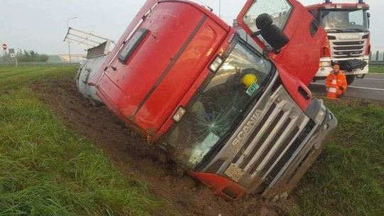 Ciężarówka wjechała do rowu na S 17
