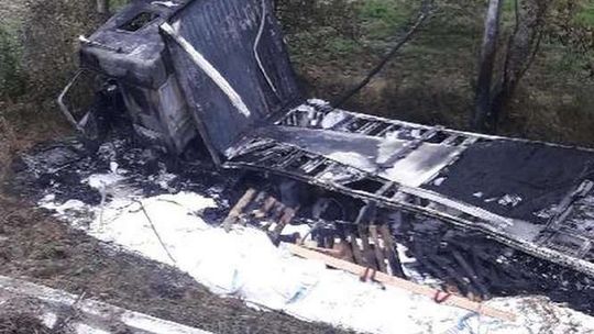 Kierowca wjechał w skarpę, tir doszczętnie spłonął Kierowca wjechał w skarpę, tir doszczętnie spłonął