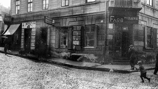 Spacer po przedwojennej ul. Świętoduskiej