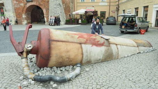 Lublin: Wielka gaśnica leży koło Bramy Krakowskiej