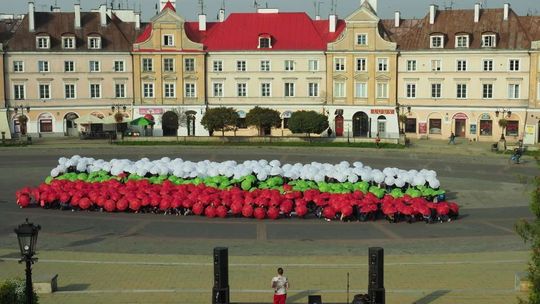 Licealiści Lublinowi: flaga miasta ułożona z parasolek na pl. Zamkowym