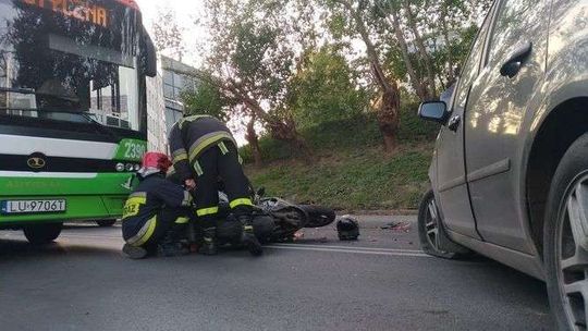 Wypadek na ul. 3 Maja w Lublinie. Motocyklista zderzył się z samochodem