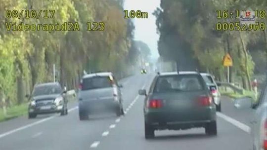 Kierowca opla wyprzedzał na trzeciego