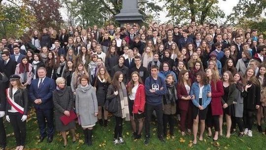 Święto III LO w Lublinie. Zdjęcie grupowe