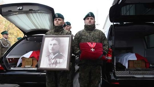 Uroczystości pogrzebowe „Jama” i „Eara”