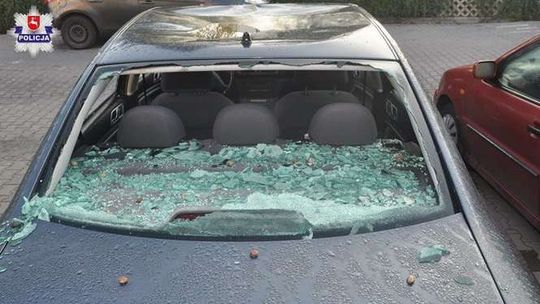 Ul. Jaspisowa: Wandal skakał po samochodach