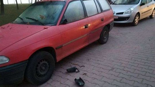 Pourywane lusterka w samochodach na Czechowie