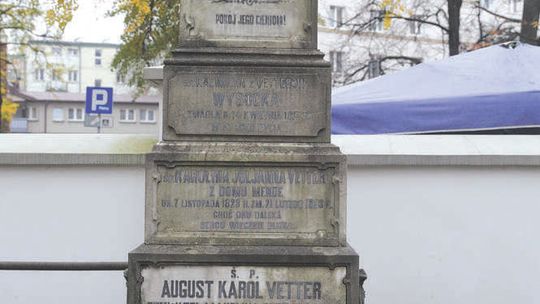 Rzeźby na cmentarzu przy ul. Lipowej