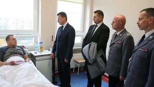 Wypadek w Łopienniku Dolnym. Minister odwiedził w szpitalu rannego policjanta