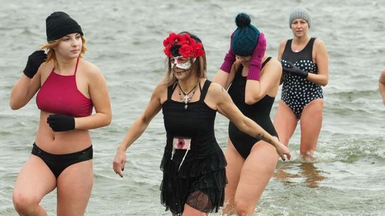 Kąpiel w Zalewie Zemborzyckim: lubelskie morsy rozpoczęły sezon