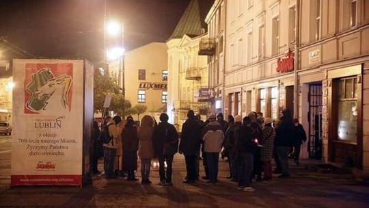 Lublin: Zapalili znicze dla Piotra S.