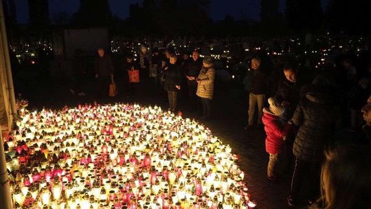 Wszystkich Świętych w Lublinie: Cmentarz przy ul. Unickiej wieczorem