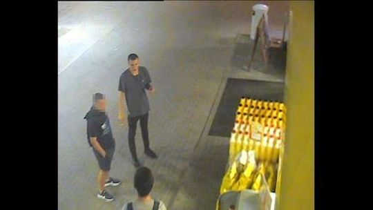 Płacili na stacji paliw nie swoją kartą Płacili na stacji paliw nie swoją kartą