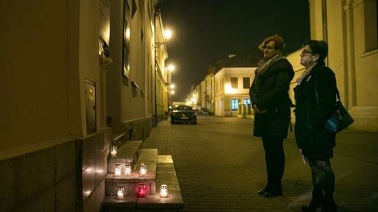 Mieszkanki Zamościa zapaliły znicze przy biurze senatora PiS