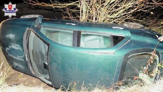 Samochód wpadł do rowu